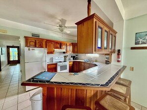 Microwave, oven, coffee/tea maker - B2 Tropical 3BR Stunning Reef Views (San Pedro)