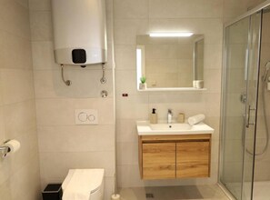 Shower, hair dryer, towels