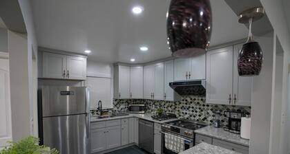 Modern 3 Bed 2 Bath Home With Parking: 2 min LGA, 15 min JFK, 20 min Manhattan