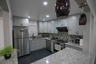 Modern 3 Bed 2 Bath Home With Parking: 2 min LGA, 15 min JFK, 20 min Manhattan