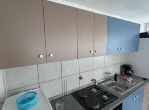 Refrigerador, microondas, parrilla de estufa y tostadora 
