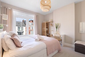 5 habitaciones, escritorio y tabla de planchar con plancha