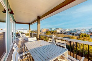 Outdoor dining - Dog friendly home w/ water views, shared pool, grill, & EV charger (Gulf Shores)