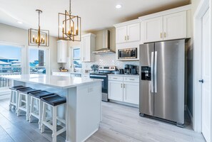 Frigorifero, microonde, forno, piano cottura