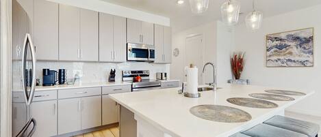 Refrigerador, microondas, horno y parrilla de estufa