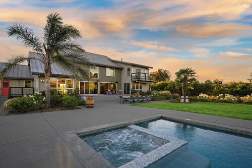 Coplan Vineyards by Avantstay 10-acre Estate w/ Pool, Spa, Bocce & Designer Interiors