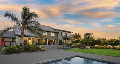 Coplan Vineyards by Avantstay 10-acre Estate w/ Pool, Spa, Bocce & Designer Interiors