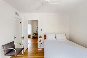 2 bedrooms, iron/ironing board, Internet, bed sheets