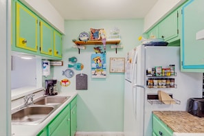Fridge, microwave, oven, stovetop - Bohemian chic retreat fully equipped with beach gear - two blocks from the shore (Port Aransas)