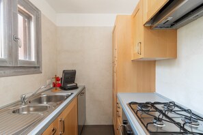 Refrigerador, horno, lavavajillas y cafetera y tetera 