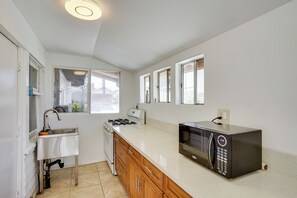 Réfrigérateur, micro-ondes, four, plaque de cuisson