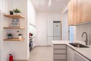 Fridge, oven, stovetop, coffee/tea maker