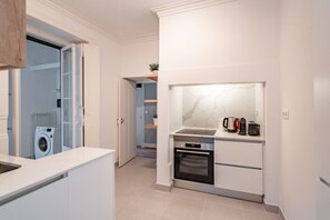 ثلاجة، فرن، موقد طهي مسطح، ماكينة لصنع القهوة/ال�شاي