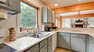 Coffee/tea maker, fridge, microwave, stovetop