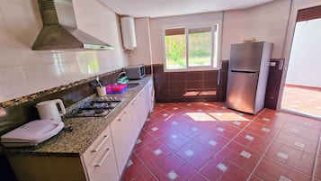 Apartamento familiar, balcón, vistas al jardín | Cocina privada | Horno, placa de cocina y utensilios de cocina