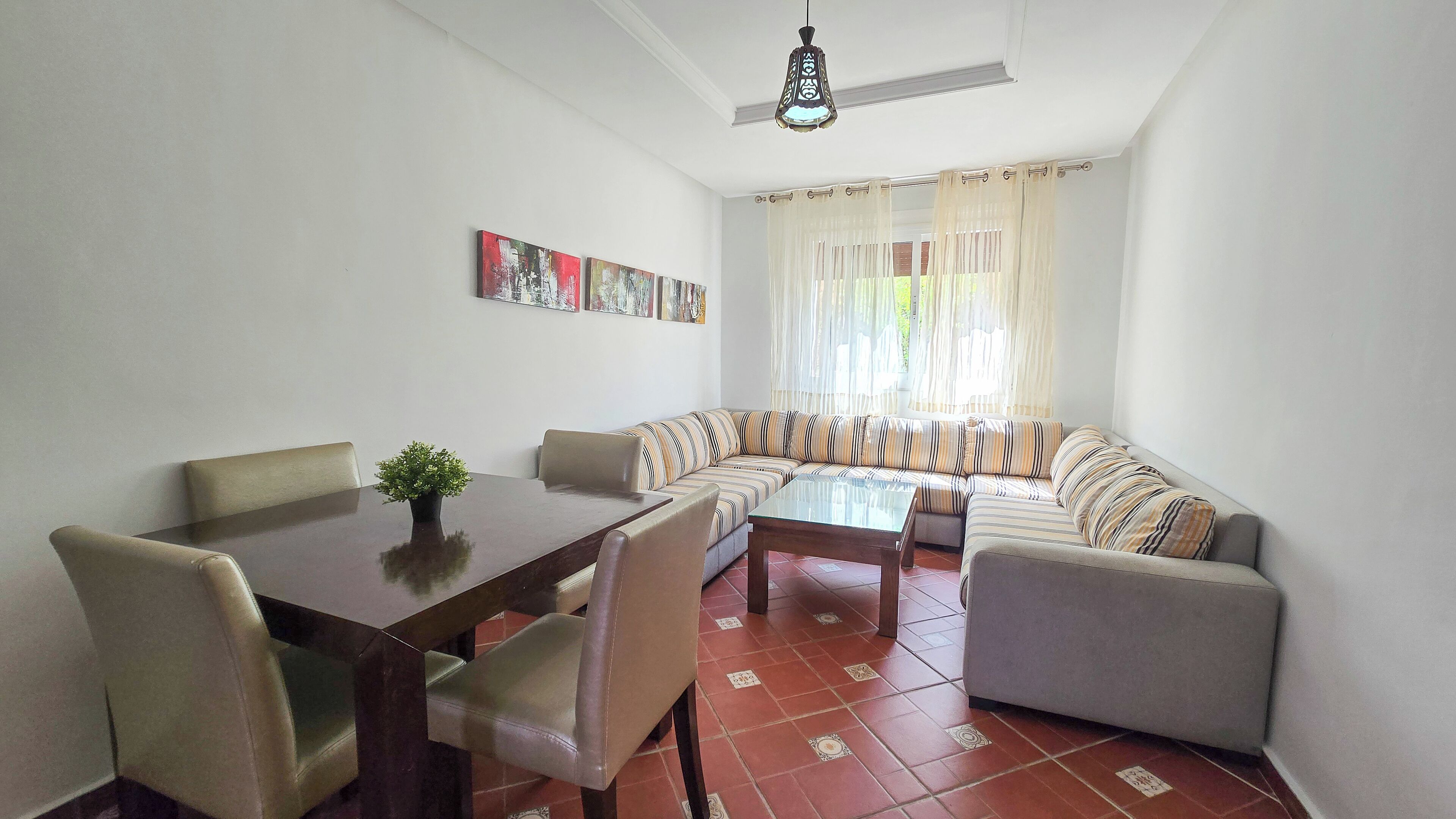 Departamento familiar, balcón, vista al jardín | Área de sala de estar