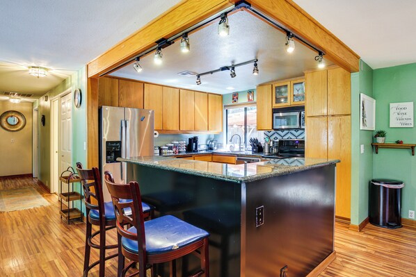 Réfrigérateur, micro-ondes, plaque de cuisson, lave-vaisselle