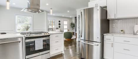 Réfrigérateur, micro-ondes, plaque de cuisson, lave-vaisselle