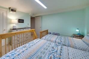 4 bedrooms, iron/ironing board, travel cot, Internet