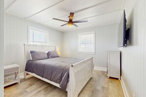 3 bedrooms, iron/ironing board, WiFi, bed sheets