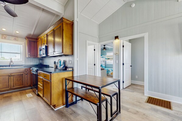 Kühlschrank, Mikrowelle, Ofen, Herdplatte