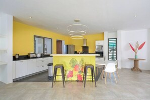 Kylskåp, mikrovågsugn, ugn och spishäll