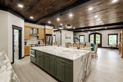 New! Dock! Pool! Hot Tub! Games! 8 Bedroom! Sleeps 16!