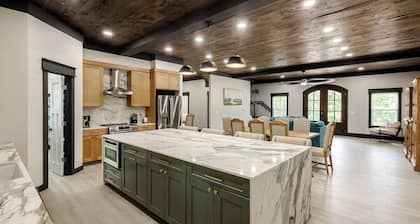 New! Dock! Pool! Hot Tub! Games! 8 Bedroom! Sleeps 16!