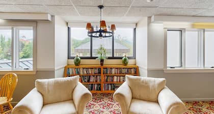 Charming 1BR Condo w/ pool, rec room, walk to lifts & town