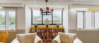 Charming 1BR Condo w/ pool, rec room, walk to lifts & town