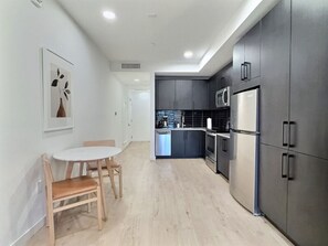 Fridge, microwave, oven, stovetop - Prime Bham Location, Walk to UAB, Park and Dining (Birmingham)