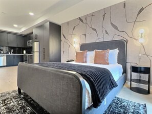 Desk, iron/ironing board, free WiFi, bed sheets - Prime Bham Location, Walk to UAB, Park and Dining (Birmingham)