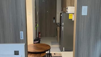 Basic Condo, 1 Bedroom, Balcony, Pool View | Ruang tamu