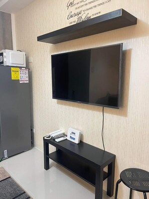 公寓式客房, 1 间卧室, 阳台, 泳池景观 | 起居区
