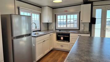 Fridge, microwave, oven, coffee/tea maker