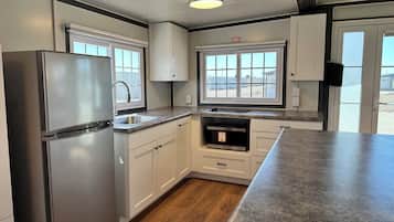 Fridge, microwave, oven, coffee/tea maker
