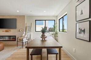 Interior - Modern 5bdr Beach House Near Sunset Cliffs Point View Retreat by Avantstay (San Diego)