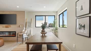 House (5 Bedrooms) | Interior