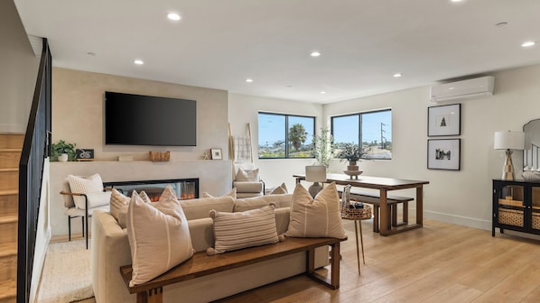 Interior - Modern 5bdr Beach House Near Sunset Cliffs Point View Retreat by Avantstay (San Diego)