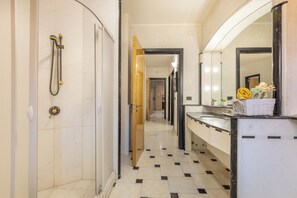 Căn hộ, 3 phòng ngủ, quang cảnh vườn | Phòng tắm | Buồng tắm vòi sen, máy sấy tóc, khăn tắm 