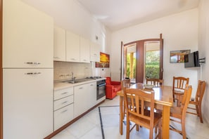 Apartment, 2 Bedrooms, Garden View | Private kitchen