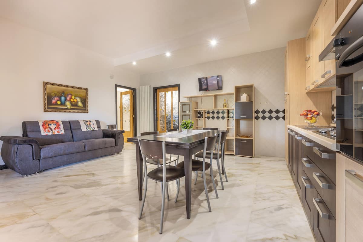 Appartement, 3 chambres, vue jardin | Cuisine privée | Réfrigérateur, four, batterie de cuisine, vaisselle et ustensiles