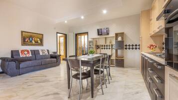 Appartamento, 3 camere da letto, vista giardino | Cucina privata | Frigorifero, forno, pentole/stoviglie/utensili