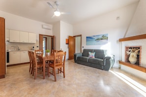 Appartement, 2 chambres, vue piscine | Cuisine privée | Réfrigérateur, four, batterie de cuisine, vaisselle et ustensiles