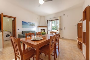 Appartement, 2 chambres, vue piscine | Cuisine privée | Réfrigérateur, four, batterie de cuisine, vaisselle et ustensiles
