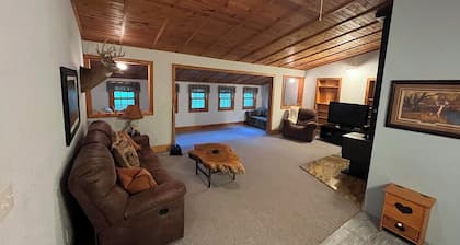 Entire Home / Cabin - Cozy Cottage Vibes with Fire Pit, Full Kitchen & Garden