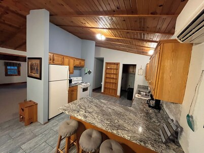 Entire Home / Cabin - Cozy Cottage Vibes with Fire Pit, Full Kitchen & Garden