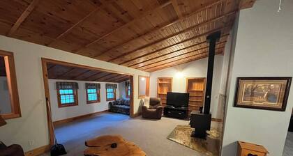 Entire Home / Cabin - Cozy Cottage Vibes with Fire Pit, Full Kitchen & Garden