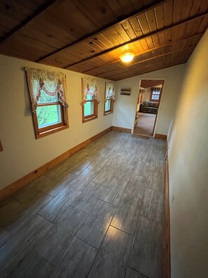 Interior - Entire Home / Cabin - Cozy Cottage Vibes with Fire Pit, Full Kitchen & Garden (Manchester)