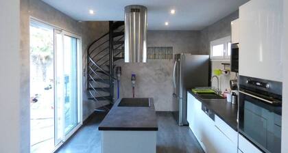 Maison moderne et spacieuse avec piscine